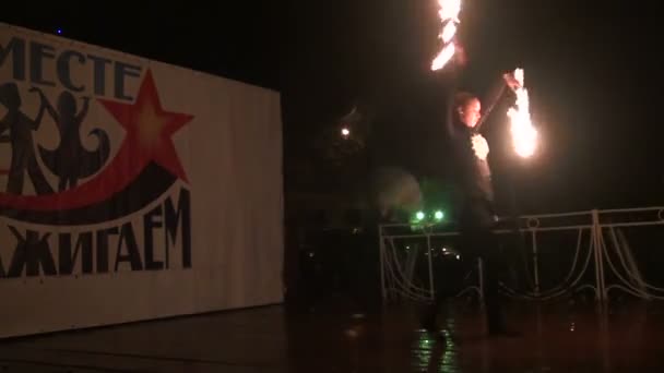 Spectacle de feu dans le parc — Video