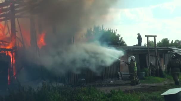 Bomberos luchando contra un incendio en la casa — Vídeos de Stock