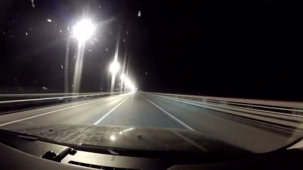 Viajar por la carretera nocturna — Vídeo de stock