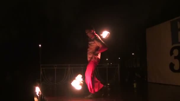 Огненное шоу в парке — стоковое видео