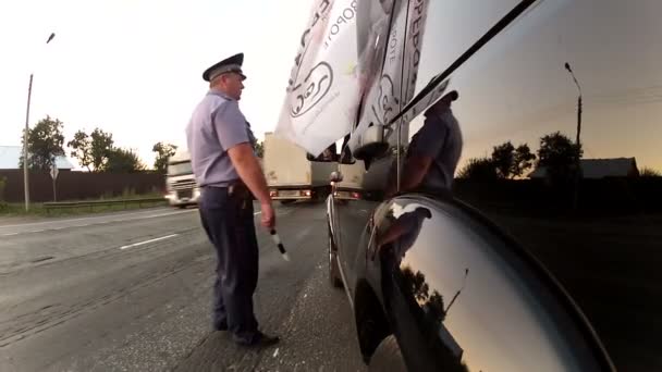 A polícia pára o carro. — Vídeo de Stock