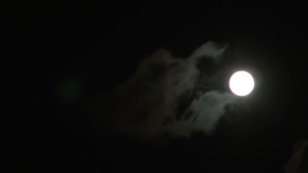 La lune et les nuages