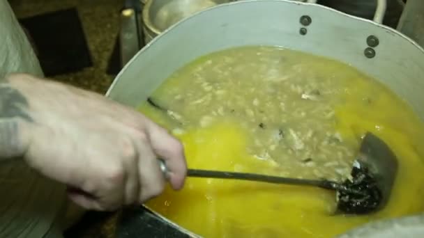Chef-kok en soep — Stockvideo
