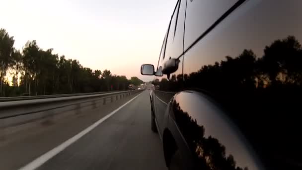 Köra på en motorväg utanför staden — Stockvideo