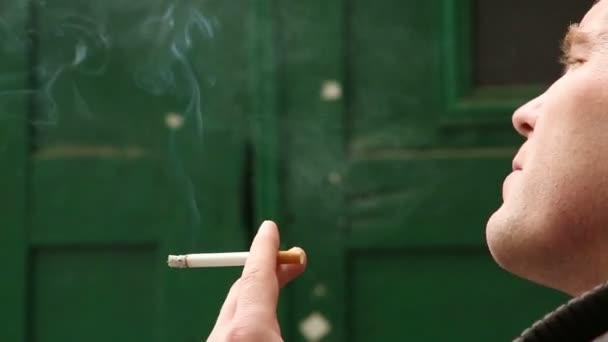 Τσιγάρο στο χέρι του — Αρχείο Βίντεο