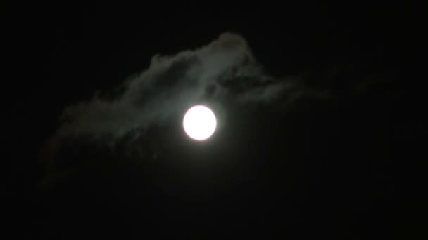 La lune et les nuages