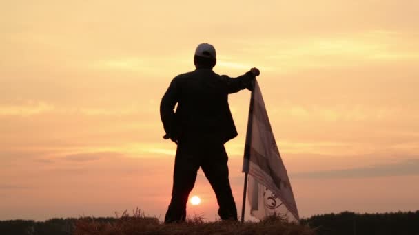 Άνθρωπος ανεμίζοντας μια σημαία — Αρχείο Βίντεο