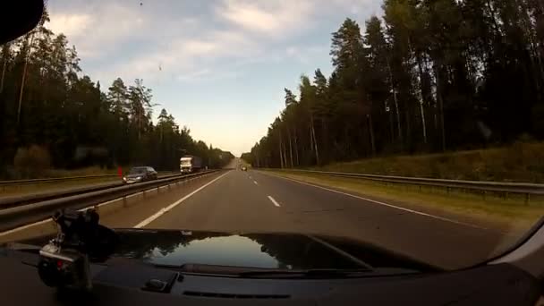 Samochód na drodze dwustronnych — Wideo stockowe