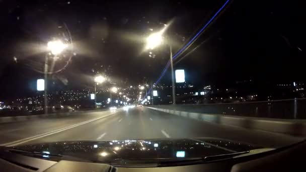 Viajar por la carretera nocturna — Vídeo de stock