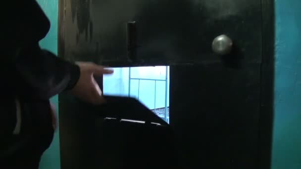 Die Tür einer Gefängniszelle — Stockvideo