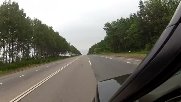 Voiture sur la route bilatérale — Video