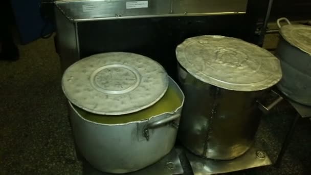 台所でスープの大きな鍋 — ストック動画