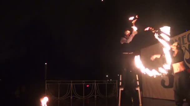 Огненное шоу в парке — стоковое видео