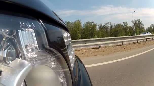 Autóval az autópályán — Stock videók