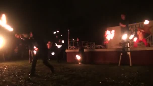 Espectáculo de fuego en el parque — Vídeo de stock