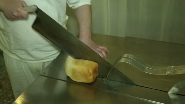 Cutting bread — Stock Video