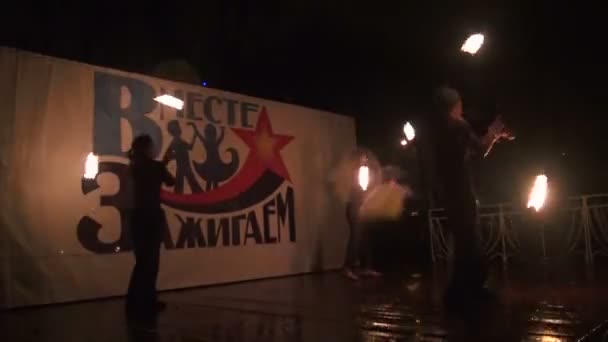 Feuershow im Park — Stockvideo