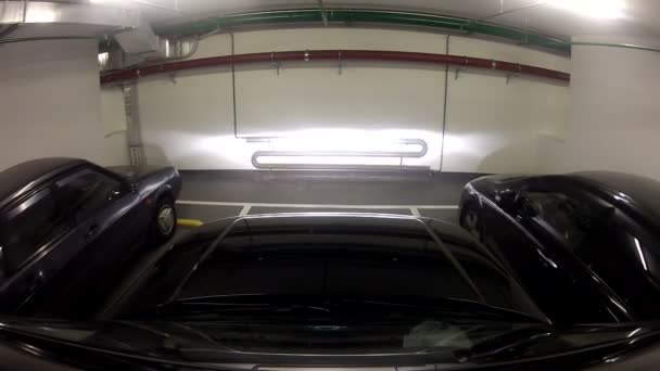 Auto in de parkeergarage — Stockvideo