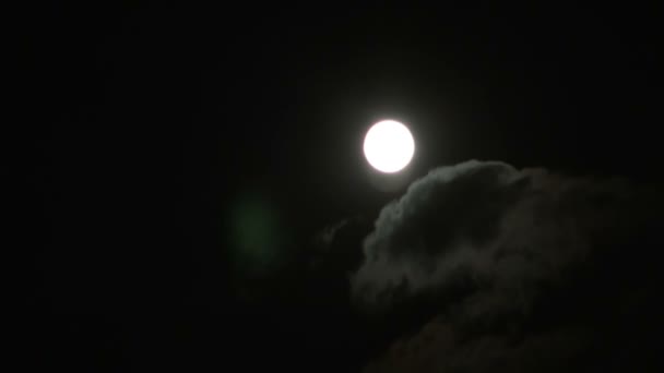 La lune et les nuages