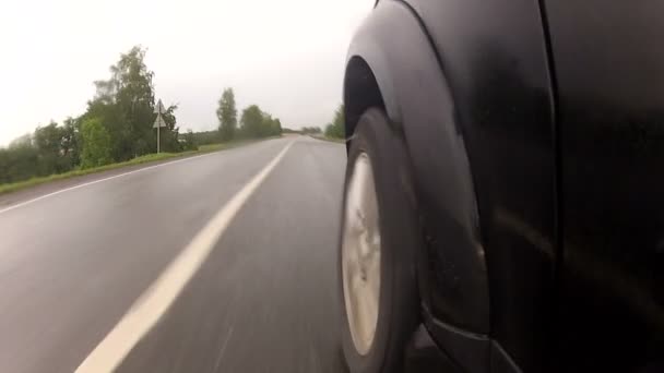 Viajar na estrada ao longo do campo — Vídeo de Stock