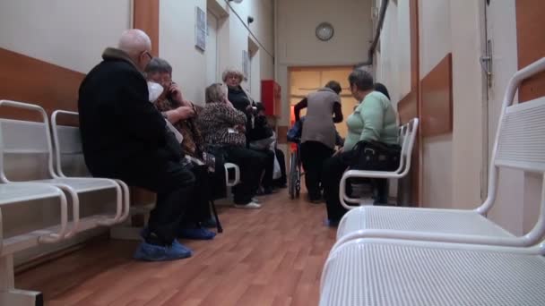 Пацієнт в інвалідному візку в поліклініці — стокове відео