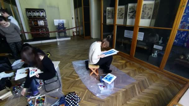 Κορίτσια καλλιτέχνης στο Μουσείο εθνογραφίας — Αρχείο Βίντεο