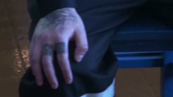 Tatouages sur ses bras Condamné — Video