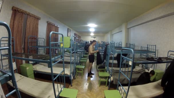 Lefekvés előtt a foglyok egy börtöncellában — Stock videók