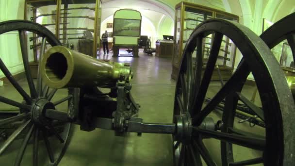 Древние пушки, выпустив ядер 2.7k — стоковое видео