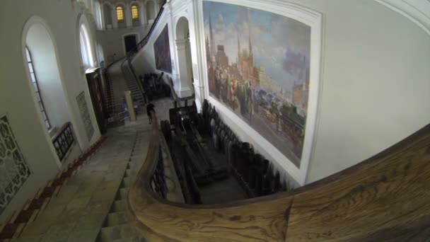 Große Treppe. artilleriemuseum in st. petersburg. — Stockvideo