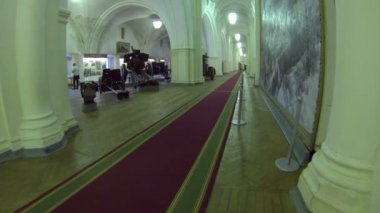a tüzérségi Múzeum folyosóján