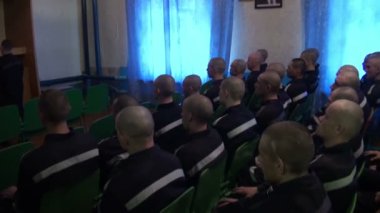mahkumlar ve hüküm giymiş kişiler tv izleme