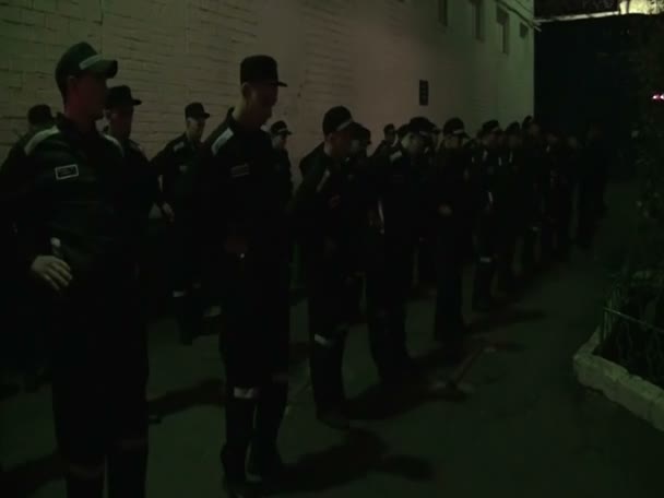 Gevangenen en veroordeelde personen aan ochtendgymnastiek. — Stockvideo