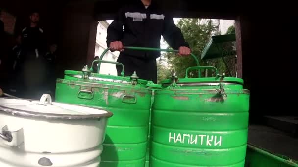 Les prisonniers transportent des réservoirs avec un repas dans le chariot — Video