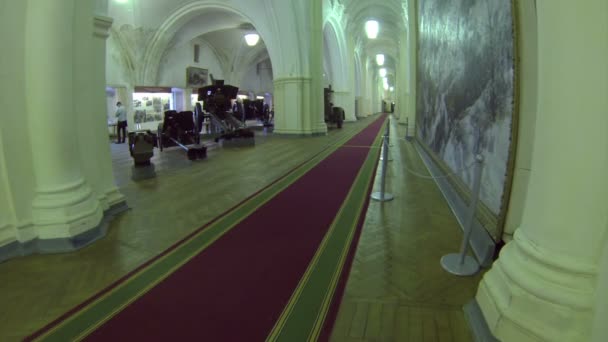 Koridor muzeum dělostřelectva — Stock video