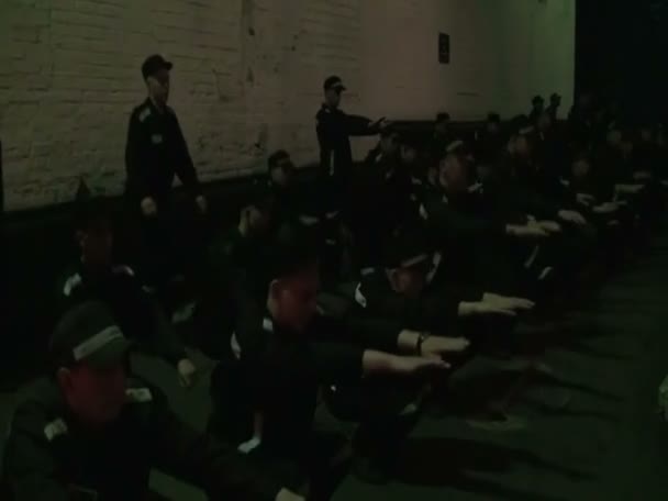 Prisonniers et condamnés à la gymnastique matinale . — Video