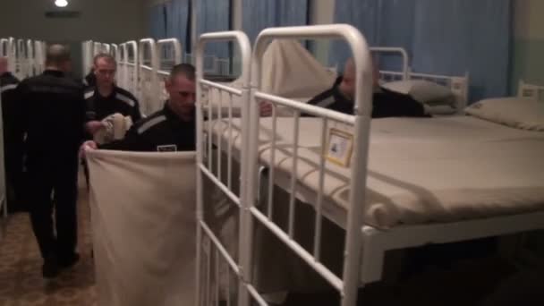 Prisioneros a la hora de acostarse en una celda — Vídeo de stock