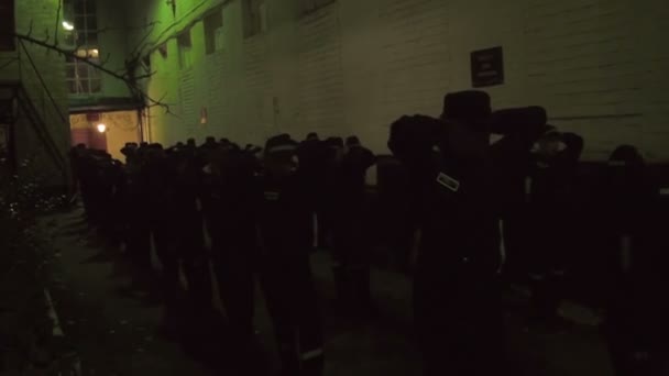 Prisonniers et condamnés à la gymnastique matinale . — Video