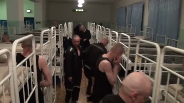 Prisioneros a la hora de acostarse en una celda — Vídeos de Stock