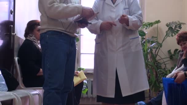 Ga naar een arts. patiënten in de kliniek — Stockvideo