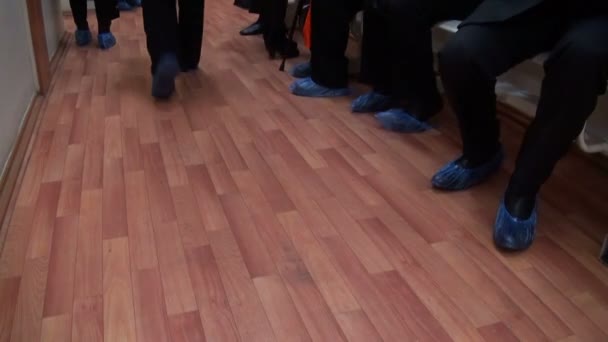 鞋套在脚 — 图库视频影像