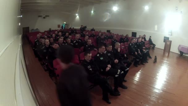 클럽의 형무소의 강당에서 유죄 판결을 — 비디오