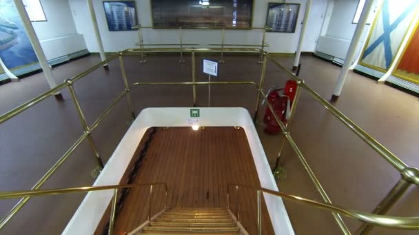 Escadaria entre decks no cruzador Aurora — Vídeo de Stock
