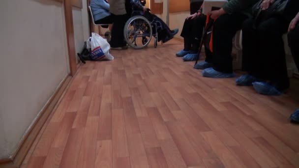 De patiënt in een rolstoel in de kliniek — Stockvideo