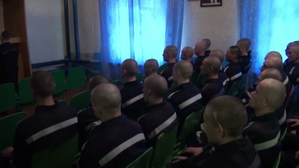 Więźniów i osób skazanych, oglądanie tv — Wideo stockowe