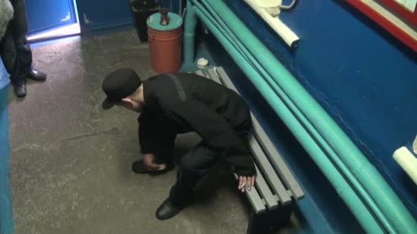 Fængslet en mand sætter sko – Stock-video