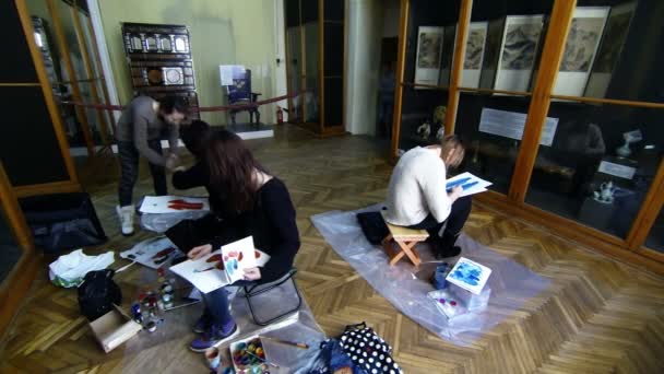 Konstnären flickor i museet av etnografi — Stockvideo