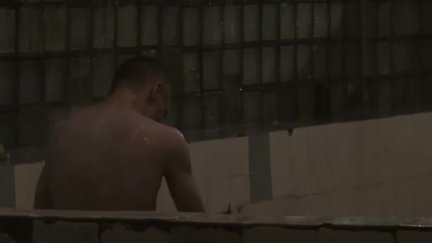 Un homme lavé dans l'âme de la prison — Video