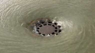 ağır yağmurlar sonra su dolu yol