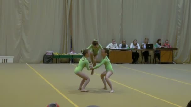 Çocuk jimnastik yarışmalarında — Stok video